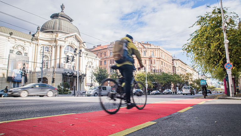 Budapest tovább kísérletezik a bringasávokkal