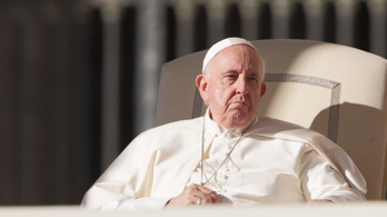 Itt van a pápa újabb reformja: melegek és transzneműek is megkeresztelkedhetnek