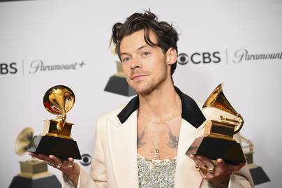 A szívtipró énekes megszabadult félhosszú tincseitől: pár milliméteres hajjal fotózták Harry Stylest