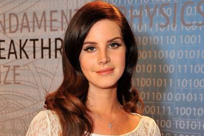 Karcsú alakkal vált sztárrá, ma már telt idomokkal hódít az énekesnő: fotókon Lana Del Rey változása