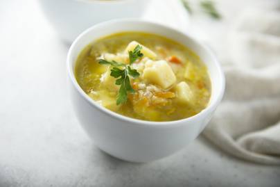 Egyszerű zöldségleves didergős napokra, amiből szívesen szedsz többször is: a levesbetétet a köles adja