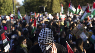 300 ezer palesztinbarát tüntetett Londonban, a szélsőjobboldali ellentüntetők is megjelentek