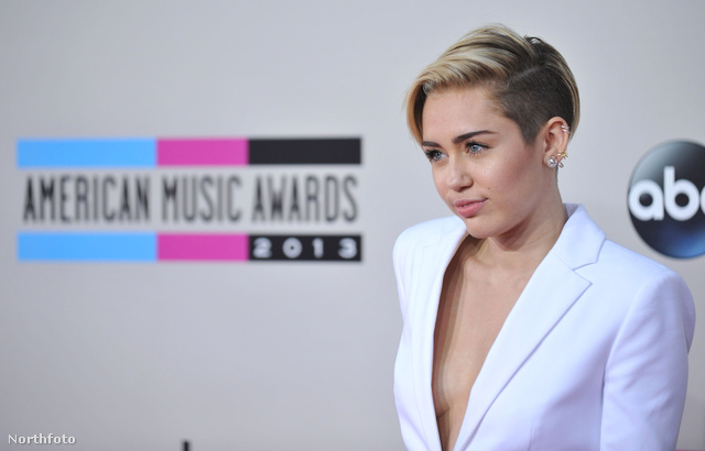 Miley Cyrus a vörös szőnyegen