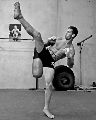 Művészi fotók egy kemény kickbox-edzésről