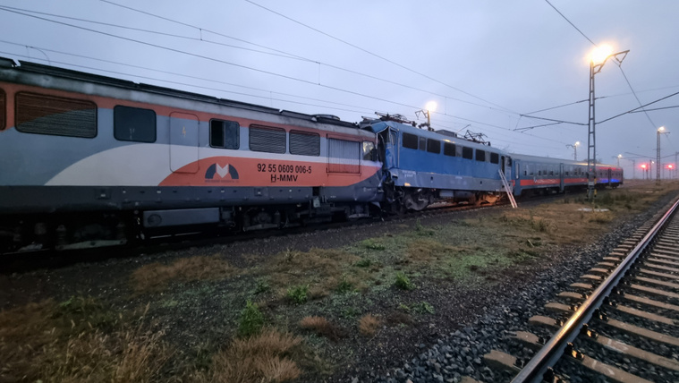 Frontálisan ütközött két vonat Sápnál - fotókkal