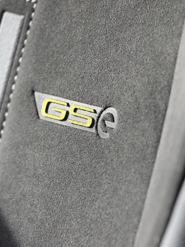 A GSe- bőrhatású és Alcantara szövete a nyolcirányban állítható üléseken, amiknél azért akad kényelmesebb a piacon.