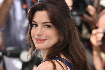 A 41 éves Anne Hathaway felső nélkül állt kamera elé: szexi módon ünnepelte szülinapját