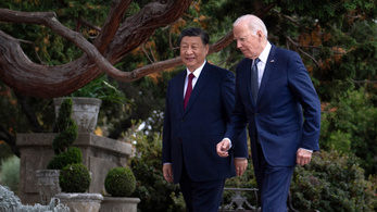 Hiába diktátorozta le Joe Biden a kínai vezetőt, most a két ország újranyitja a katonai kommunikációs csatornákat