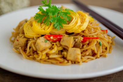 Pikáns kínai tészta csirkemellel és zöldségekkel: keleti hozzávalókból készítsd