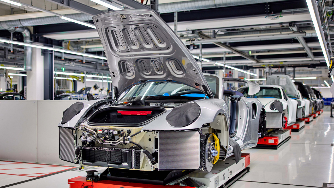 Más is történik a Porsche háza táján, hiszen Zuffenhausen épp 250 millió eurós fejlesztést hajt végre annak érdekében, hogy a boxermotoros sportautók mellett az elektromos Cayman és Boxster is ugyanazon a soron készülhessen majd.