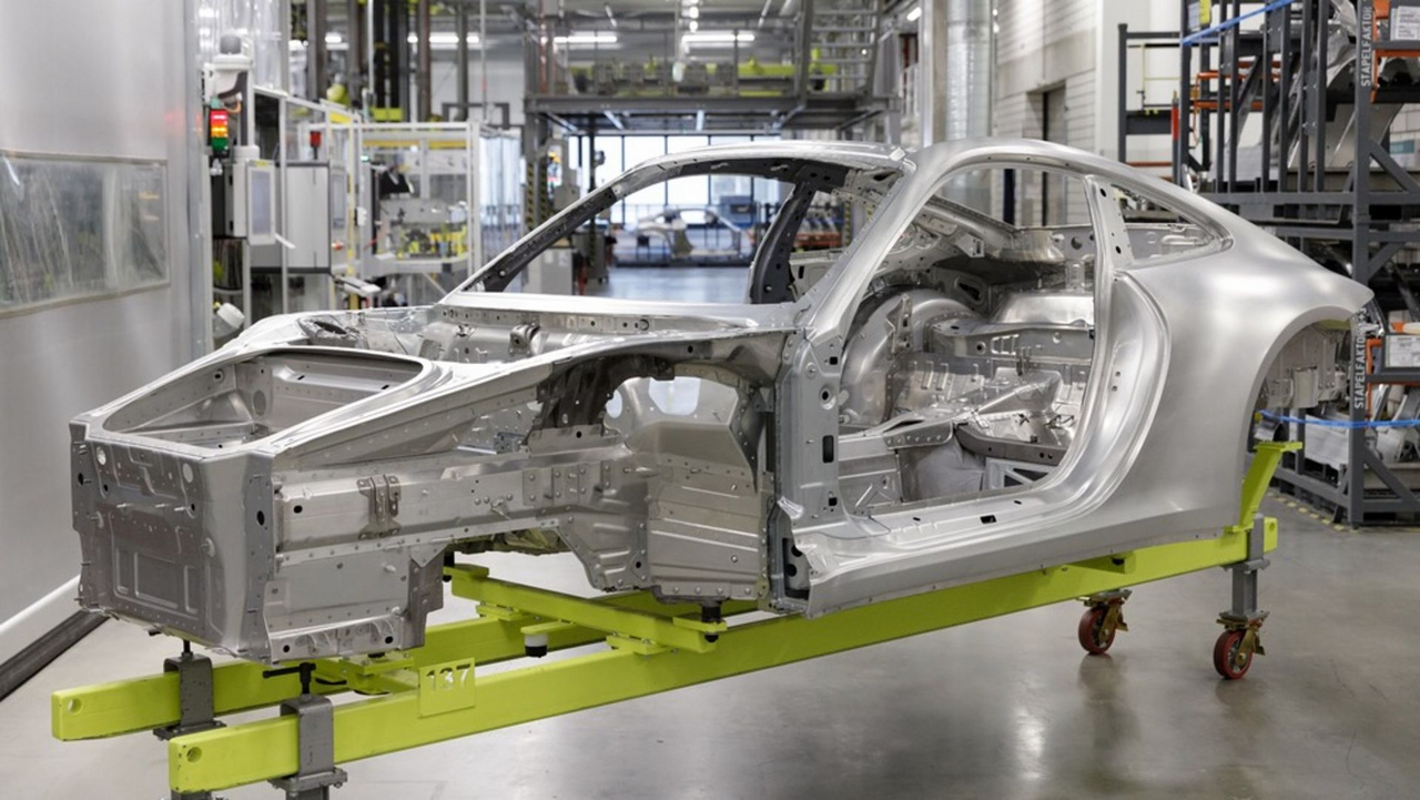 2026-től pedig várható a csökkentett széndioxid-felhasználású acél használata, vagyis a svéd H2 Green Steel technológiája. A Porsche akár évi 35 ezer tonna környezetbarát acélt is feldolgozhat, miközben 2022-ben 220 ezer tonna normál acélra volt szüksége az autógyártáshoz.