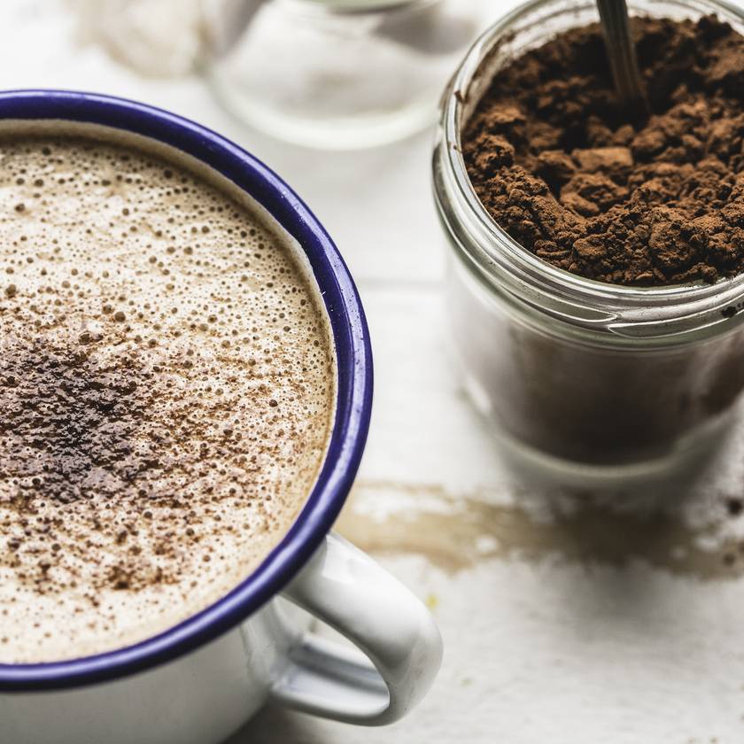 Sűrű, melengető forró csoki csak természetes összetevőkből: pillanatok alatt kész