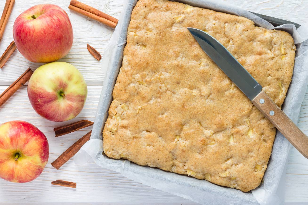 Omlós kevert almás süti: a fahéjas bevonat adja az isteni illatát