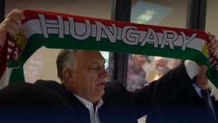 Videó: Orbán Viktor énekelve drukkolt a magyar válogatottnak