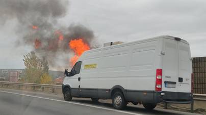 Lángol egy furgon az M0-s autópályán