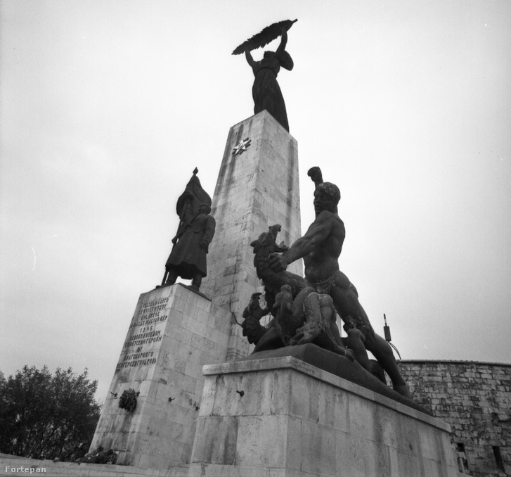 Kinek a szobránál álldogáltak a Balatonra vagy Nyugatra igyekvő stopposok, fuvarban reménykedve az M7-es városból kivezető szakaszán?
