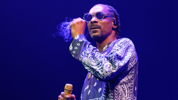Snoop Dogg mégsem hagy fel a füvezéssel