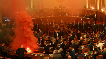 Füstgyertyát gyújtottak az ellenzékiek, kevés híján botrányba fulladt a parlamenti ülés Albániában