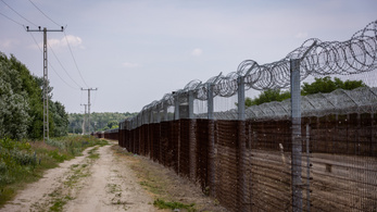 Több száz autót és roncsot hagytak hátra az embercsempészek Magyarországon