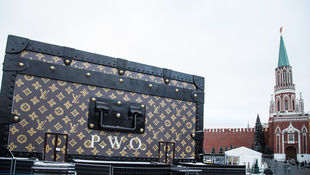 Bonthatja a Louis Vuitton az óriásbőröndöt