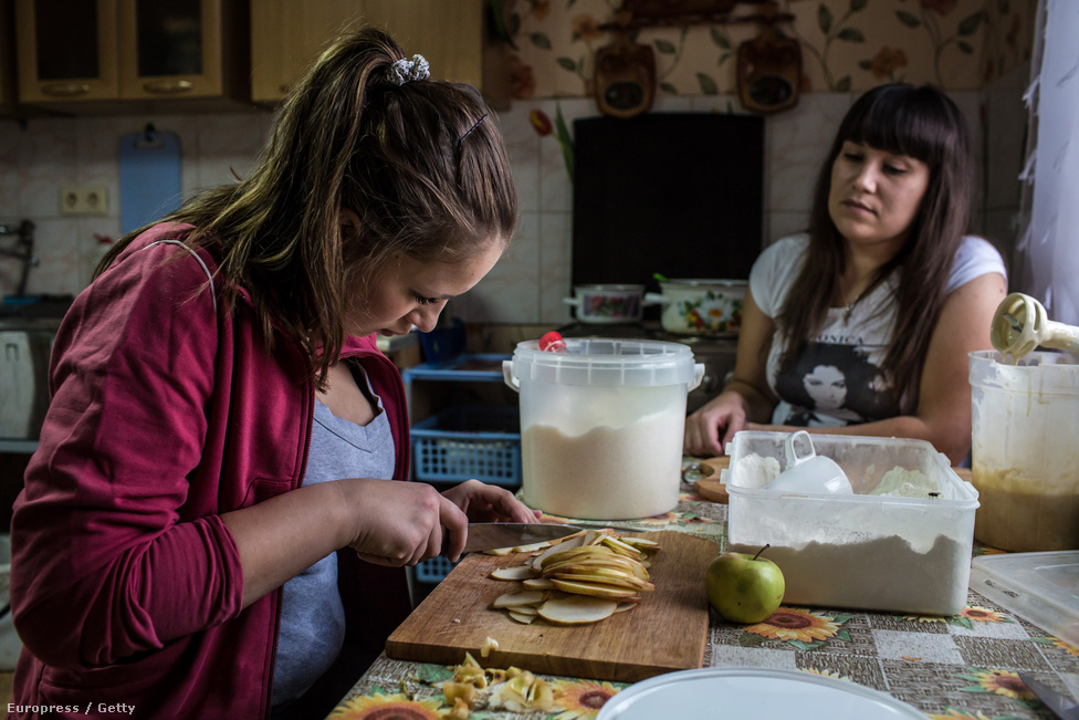 A gyógyuló fiatal drogfüggő nők almás pite sütésével ütik el az időt a központban, amit később lakótársaikkal közösen fogyasztanak el.