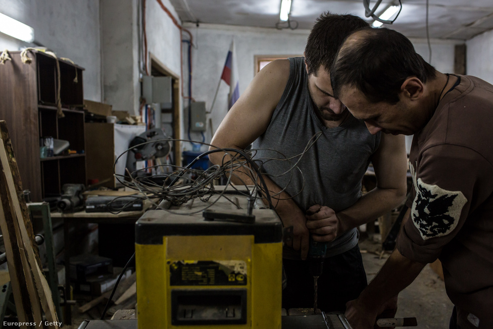 Roman és Mihail az egyik központ műhelyében teszik hasznossá magukat a rehab ideje alatt. 