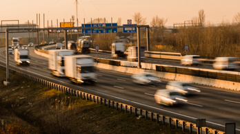 Felháborodtak az autósok: még Ausztriában is olcsóbb lesz az egynapos autópálya-matrica, mint Magyarországon