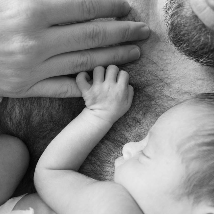 Így öleli magához újszülött babáját az apa: képeken 7 megható pillanat apás szülésekről