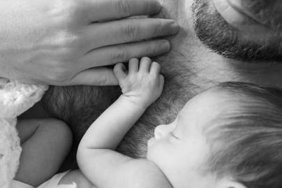 Így öleli magához újszülött babáját az apa: képeken 7 megható pillanat apás szülésekről