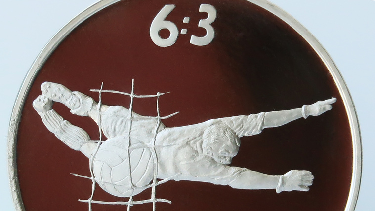 Ajándék a javából! A szegedi művész 70 színezüst érmével készült a 70. születésnapra