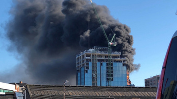 Lángokba borult egy toronyház Angliában, így mentették meg a tetőn rekedt munkást