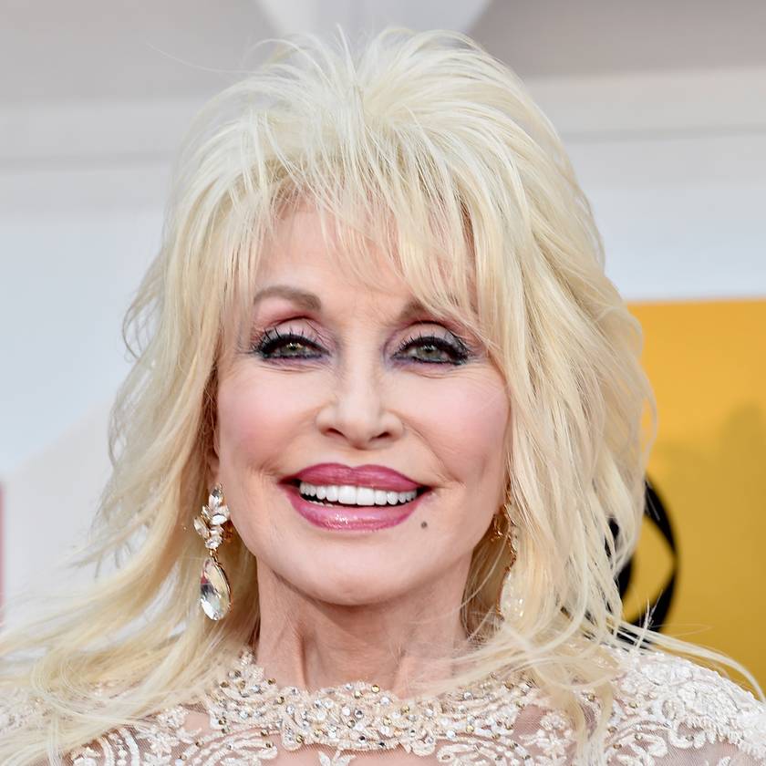 A 77 éves Dolly Parton forrónadrágban jelentkezett: észveszejtően tökéletes az alakja