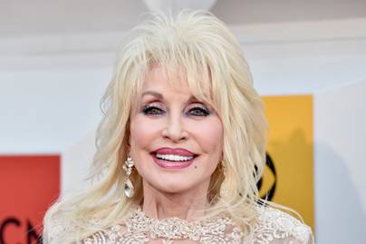 A 77 éves Dolly Parton forrónadrágban jelentkezett: észveszejtően tökéletes az alakja