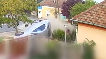 Videó: kerítésnek hajtott, majd felborult egy részeg sofőr Tápiógyörgyén