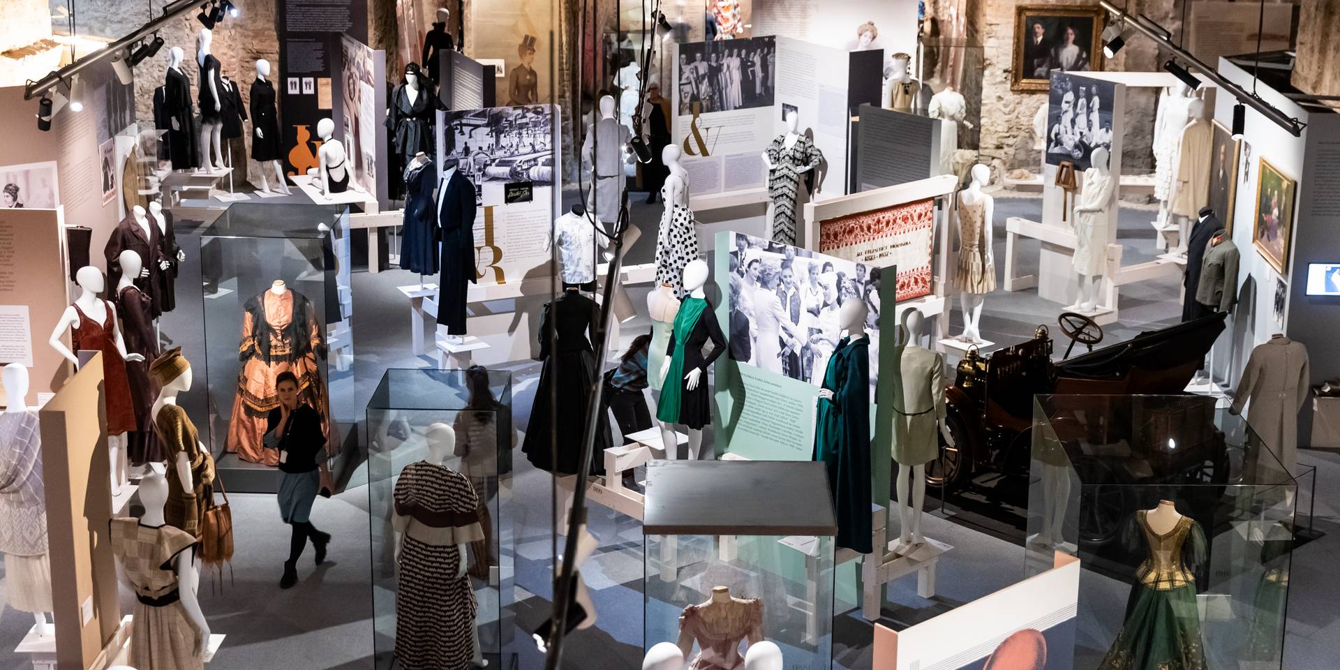 150 év, 120 öltözék – Nagyszabású divatkiállítással ünnepli a szülinapos fővárost a Kiscelli Múzeum
