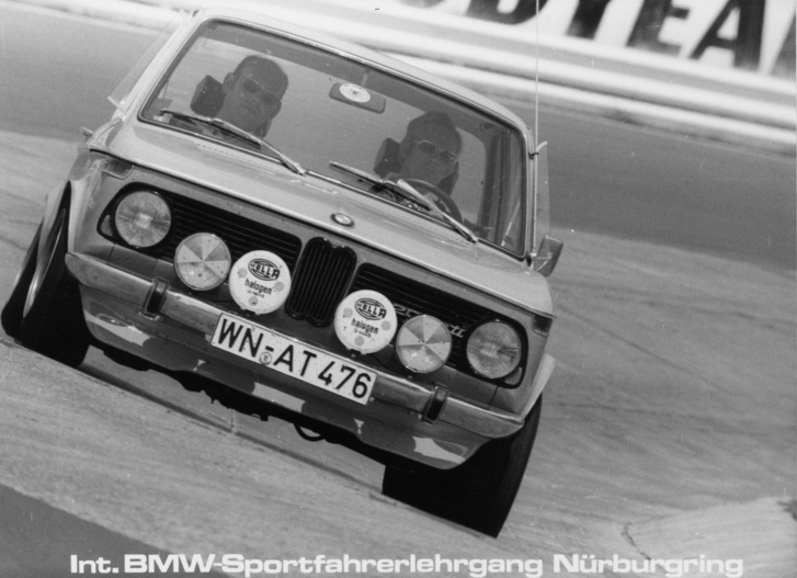 1974, Nürburgring, International BMW Sportfahrerlehrgang. A narancs kocsi volánjánál Gisbert. Valahol itt kezdődött a sztori, van miről mesélnie