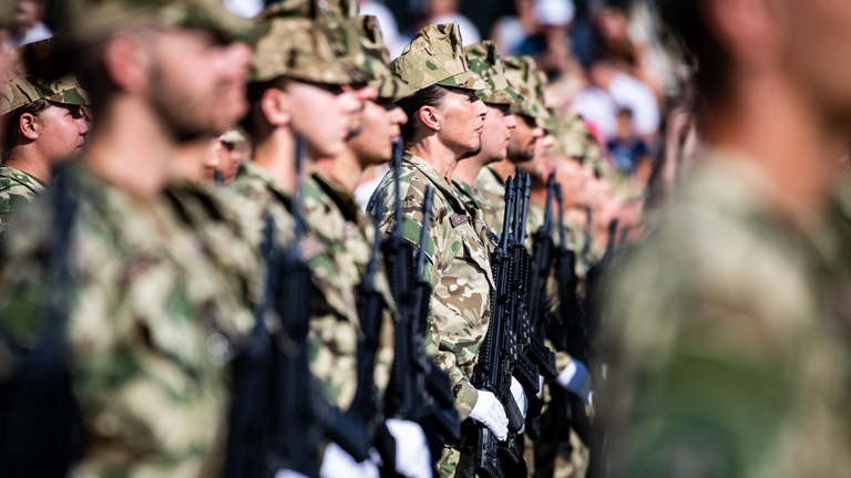 Egy friss kutatás szerint a magyarok háromnegyede kevesli a katonák bérét
