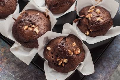 30 perces csokis-diós muffin: egyszerre puha és roppanós