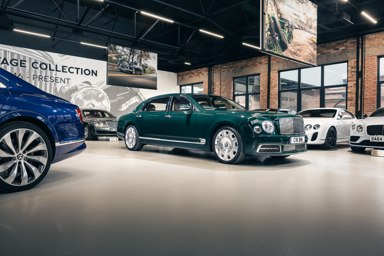 A Bentley gyári gyűjteménye ezzel együtt már 45 autóból áll, a Mulsanne-trióban pedig ott pihen a második legyártott példány 2010-ből, illetve a leggyorsabb, a 2019-es Mulsanne Speed is.