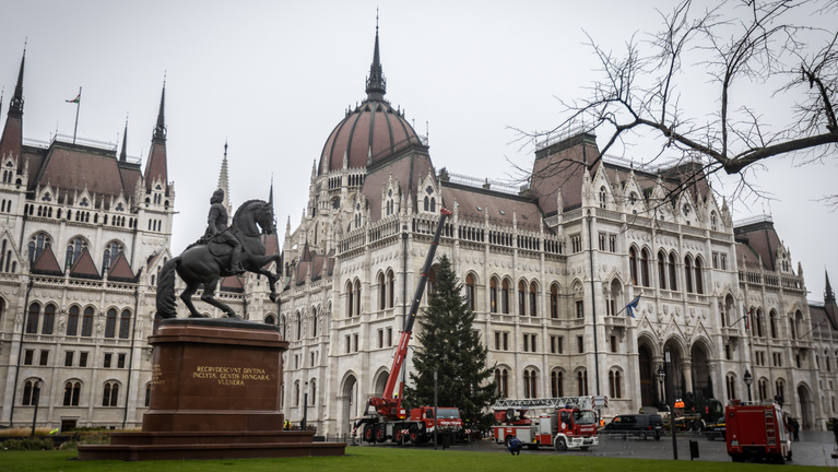 Már áll és nemsokára ünnepi díszbe borul az ország karácsonyfája a Kossuth téren