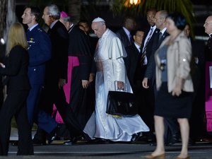 Ferenc pápa éjszaka oszt pénzt a szegényeknek
