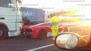 Kamion zúzta le a csúcs-Ferrarit