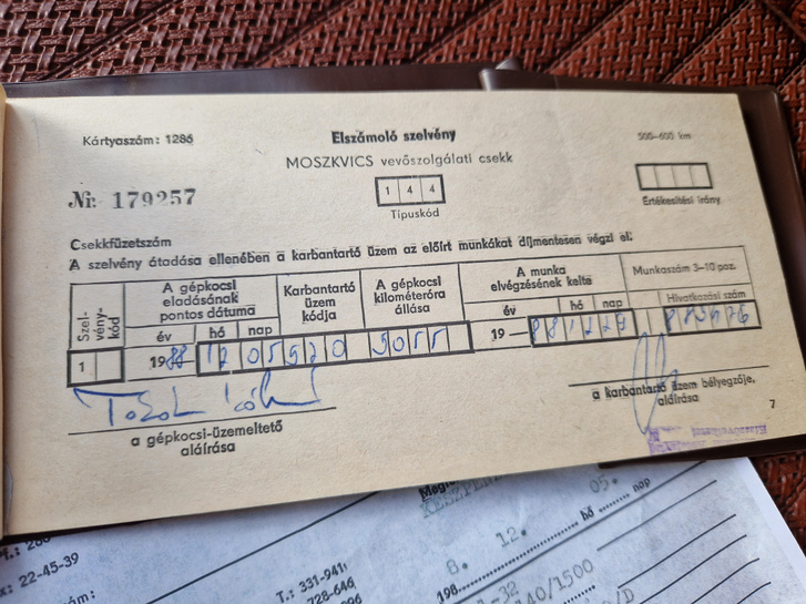E papír szerint 1988. december 29-én 5055 kilométernél karbantartották, utána lényegében megállt az élet a kocsi számára. Vagy lehet, hogy 1989 volt, csak elírták?!