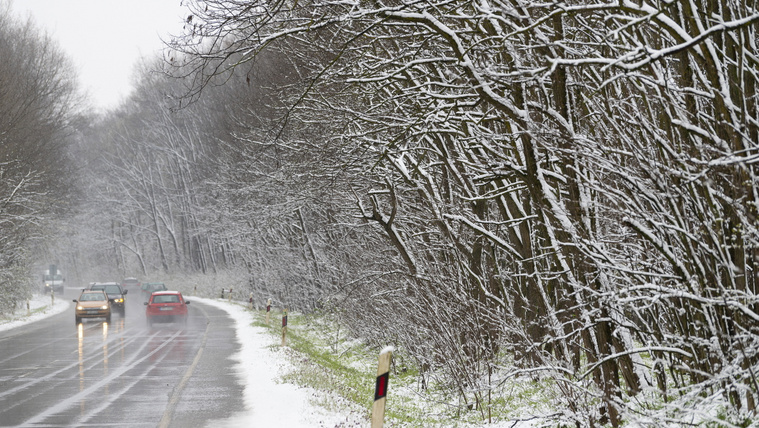 Masszív havazásra figyelmeztetett a Magyar Közút, íme a jelenlegi helyzet