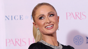 Paris Hilton átlátszó csipkeruhában pózolt
