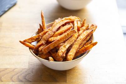 Csodás ropogós édeskrumpli jó fűszeresen: ezt nasizd chips helyett