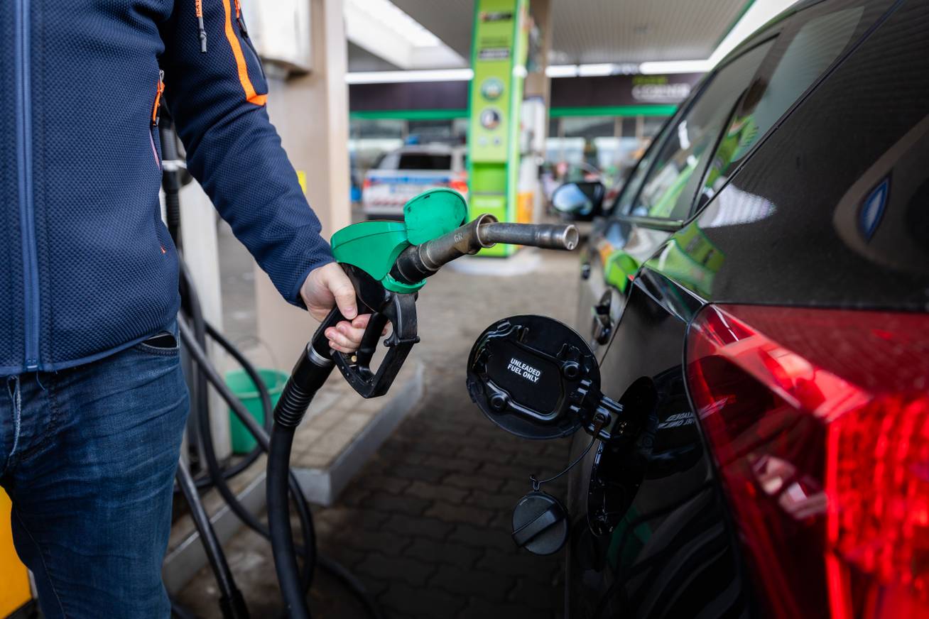 Változik a benzin ára péntektől Magyarországon