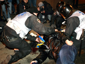 Buldózer ijesztgeti a rendőröket Kijevben