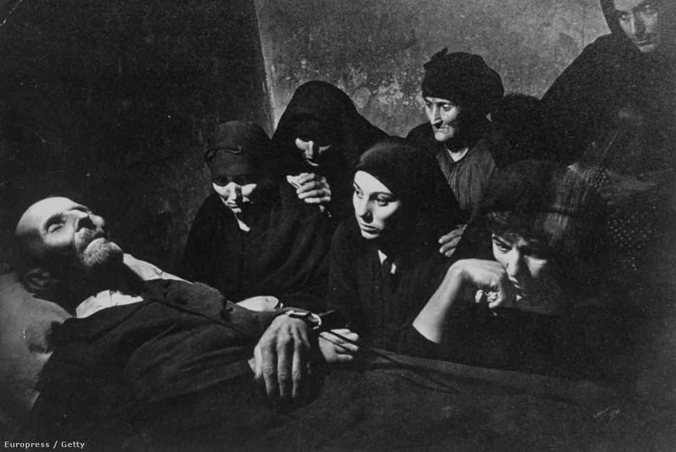 Kép a Spanyol falu sorozatból: 1951-ben dolgozta fel az Franco-i diktatúra elmaradott spanyol faluját, Deleitosát. A képen egy falubéli halottat hat nő sirat: felesége, lányai és unokái. 
