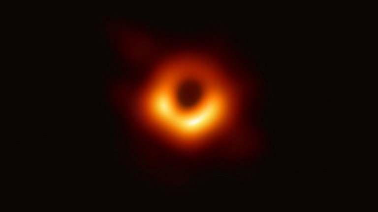 A galaxisunk középpontjában lévő szupermasszív fekete lyuk rendkívül gyorsan forog, és megváltoztatja a téridőt